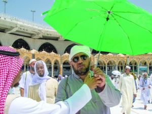 توزيع مظلات على ضيوف الرحمن والحجاج في السعودية