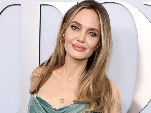 أنجلينا جولي بفستان ملكي من فيرساتشي...المخمل الأخضر يزيد من جمالها