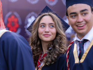الأميرة جليلة ببنطلون جينز أحمر وبلوز المنتخب وجمالها يخطف الأنظار...شاهدوها