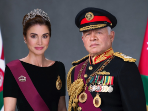 الإطلالة الأولى للملك عبدالله والملكة رانيا بمناسبة اليوبيل الفضي وما التاج الذي ارتدته الملكة