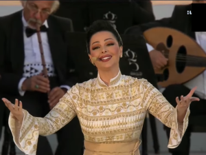 ديانا كرزون تتألق بالأبيض والتطريز الأردني الآن في اليوبيل الفضي