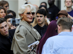 شاب يحول نفسه لميراندا يسلي من فيلم Devil Wears Prada لحضور عرض بالنسياغا في باريس