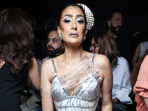 فستان غادة عبد الرازق من البلاستيك فينيل يذهل الجمهور في أسبوع باريس للموضة