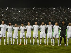 Algeria's players pose for a group picture ahead of the second leg of the 2022 Qatar World Cup African Qualifiers football match between Algeria and Cameroon at the Mustapha Tchaker Stadium in the city of Blida on March 29, 2022. (Photo by AFP)