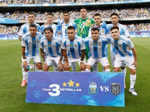 Argentina's players pose ahead of the international friendly football match between Argentina and Ecuador at Solider Field in Chicago, Illinois, on June 9, 2024. (Photo by KAMIL KRZACZYNSKI / AFP)