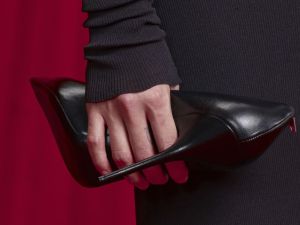 Balenciaga تطرح حقيبة يد بقيمة 1890 دولار على شكل حذاء كعب