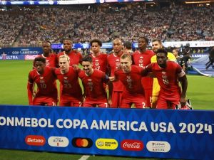 Players of Canada pose for a team photo during the CONMEBOL Copa America group A match between Argentina and Canada at Mercedes-Benz Stadium on June 20, 2024 in Atlanta, Georgia. Hector Vivas/Getty Images/AFP (Photo by Hector Vivas / GETTY IMAGES NORTH AMERICA / Getty Images via AFP)