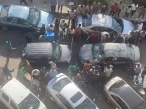 مجموعة من المصريين يهاجمون سيارة ويعتدون على سائقها