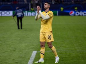 FC Porto's Portuguese goalkeeper #99 Diogo Costa applauds after the UEFA Champions League Group H football match Shakhtar Donetsk v FC Porto at the Volkspark Stadium in Hamburg, northern Germany on September 19, 2023. (Photo by Axel Heimken / AFP)