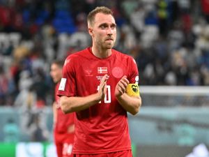 Denmark's midfielder #10 Christian Eriksen applauds after the Qatar 2022 World Cup Group D football match between Australia and Denmark at the Al-Janoub Stadium in Al-Wakrah, south of Doha on November 30, 2022. (Photo by Alberto PIZZOLI / AFP)
