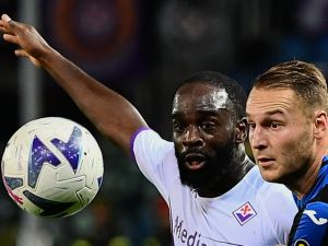 Fiorentina's French forward Jonathan Ikone (C) and Atalanta's Dutch midfielder Teun Koopmeiners go for the ball during the Italian Serie A football match between Atalanta and Fiorentina on October 2, 2022 at the Atleti Azzurri d'Italia stadium in Bergamo. (Photo by Isabella BONOTTO / AFP)