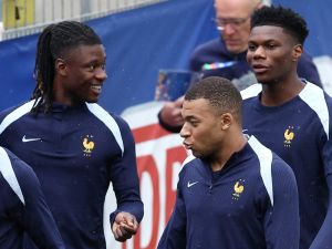 (From L) France's midfielder #06 Eduardo Camavinga, France's forward #10 Kylian Mbappe and Fance's midfielder #08 Aurelien Tchouameni attend a training session at Paul Janes Stadium in Duesseldorf on June 16, 2024, on the eve of their UEFA Euro 2024 Group D football match against Austria. (Photo by FRANCK FIFE / AFP)