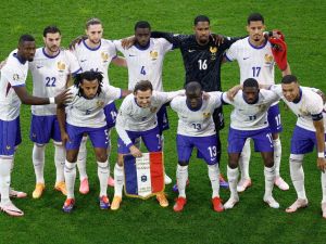 France's players pose for a team picture during the UEFA Euro 2024 Group D football match between Austria and France at the Duesseldorf Arena in Duesseldorf on June 17, 2024. (Photo by KENZO TRIBOUILLARD / AFP)