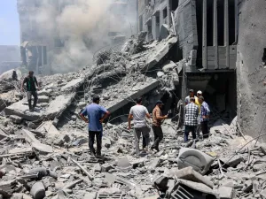 استشهاد 5 فلسطينيين جراء القصف الإسرائيلي على منزل في حي الشجاعية