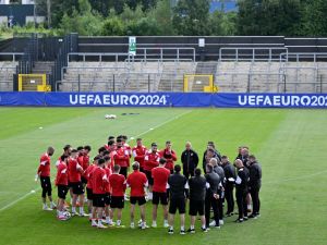 Georgia's French head coach Willy Sagnol speaks with his players during a training session at the UEFA Euro 2024 European football Championship, at Stadion Velbert in Velbert, western Germany on June 17, 2024, the eve of their first group game against Turkey. (Photo by INA FASSBENDER / AFP)