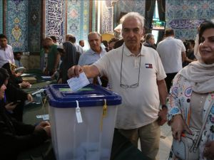 مددت لجنة الانتخابات الإيرانية فترة التصويت ثلاث مرات متتالية أمس الجمعة