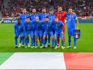 Italy's players pose for a team photo prior to the UEFA Nations League Group 3 football match between Hungary and Italy in Puskas Arena of Budapest on September 26, 2022. (Photo by ATTILA KISBENEDEK / AFP)