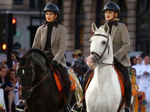 لأول مرة...جيجي حديد تعرض أزيائها على ظهر حصان في Vogue World 2024 برفقة كيندال جينر
