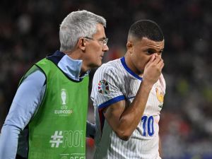 France's forward #10 Kylian Mbappe is escorted off the pitch for treatment during the UEFA Euro 2024 Group D football match between Austria and France at the Duesseldorf Arena in Duesseldorf on June 17, 2024. (Photo by PATRICIA DE MELO MOREIRA / AFP)
