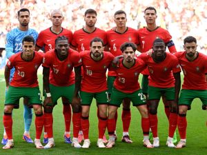 Portgual's players pose for a team photo ahead of kick-off in the UEFA Euro 2024 Group F football match between Turkey and Portugal at the BVB Stadion in Dortmund on June 22, 2024. (Photo by INA FASSBENDER / AFP)