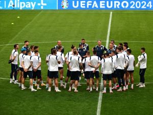 Romania's team members take part in a MD-1 training session during the UEFA Euro 2024 Football Championship, at the Munich Football Arena in Munich on June 16, 2024, on the eve of their first group game against Ukraine. (Photo by Tobias SCHWARZ / AFP)