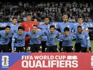 Players of Uruguay pose for a picture before the 2026 FIFA World Cup South American qualification football match between Argentina and Uruguay at La Bombonera stadium in Buenos Aires on November 16, 2023. (Photo by JUAN MABROMATA / AFP)