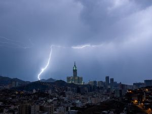 عاجل! الإنذار الأحمر في مناطق السعودية بسبب السيول