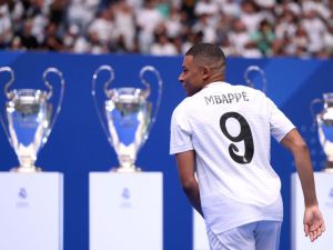 مبابي بقميص ريال مدريد لأول مرة 