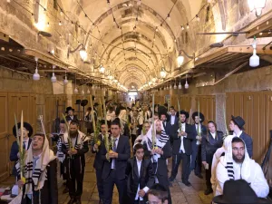 مستوطنون يقيمون الشعائر الدينية في شوارع القدس المحتلة