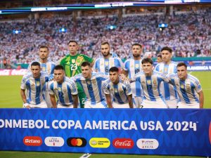 Players of Argentina pose for a team photo prior to the CONMEBOL Copa America 2024 Group A match between Argentina and Peru at Hard Rock Stadium on June 29, 2024 in Miami Gardens, Florida. Hector Vivas/Getty Images/AFP (Photo by Hector Vivas / GETTY IMAGES NORTH AMERICA / Getty Images via AFP)