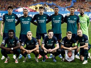 Arsenal's players pose before the UEFA Champions League Group B first leg football match between RC Lens and Arsenal FC at the Bollaert Stadium in Lens, northern France, on October 3, 2023. (Photo by Sameer Al-Doumy / AFP)