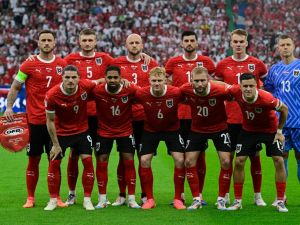 pose for a team picture during the UEFA Euro 2024 Group D football match between Poland and Austria at the Olympiastadion in Berlin on June 21, 2024. (Photo by JOHN MACDOUGALL / AFP)
