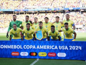 The Brazil starting squad poses prior to the CONMEBOL Copa America 2024 Group D match between Brazil and Colombia at Levi's Stadium on July 02, 2024 in Santa Clara, California. Thearon W. Henderson/Getty Images/AFP (Photo by Thearon W. Henderson / GETTY IMAGES NORTH AMERICA / Getty Images via AFP)