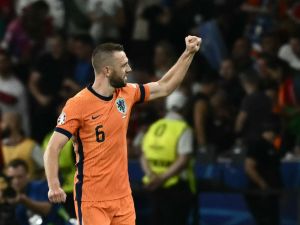 Netherlands' defender #06 Stefan de Vrij celebrates scoring his team's first goal during the UEFA Euro 2024 quarter-final football match between the Netherlands and Turkey at the Olympiastadion in Berlin on July 6, 2024. (Photo by Angelos Tzortzinis / AFP)