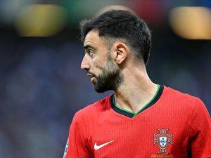 Portugal's midfielder #08 Bruno Fernandes looks on during the UEFA Euro 2024 quarter-final football match between Portugal and France at the Volksparkstadion in Hamburg on July 5, 2024. (Photo by PATRICIA DE MELO MOREIRA / AFP)