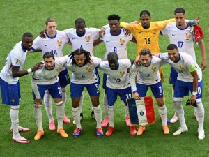 France's players pose for a team picture before the start of the UEFA Euro 2024 round of 16 football match between France and Belgium at the Duesseldorf Arena in Duesseldorf on July 1, 2024. (Photo by Alberto PIZZOLI / AFP)