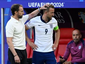 England's head coach Gareth Southgate and England's forward #09 Harry Kane stand near the substitutes' bench during the UEFA Euro 2024 quarter-final football match between England and Switzerland at the Duesseldorf Arena in Duesseldorf on July 6, 2024. (Photo by INA FASSBENDER / AFP)