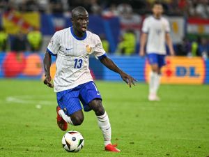 France's midfielder #13 N'golo Kante controls the ball during the UEFA Euro 2024 quarter-final football match between Portugal and France at the Volksparkstadion in Hamburg on July 5, 2024. (Photo by JAVIER SORIANO / AFP)