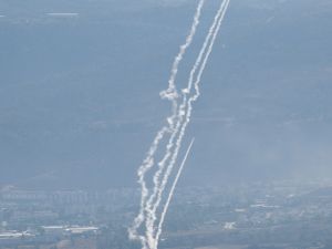 إطلاق صواريخ من قبل حزب الله اللبناني باتجاه المواقع الاسرائيلية