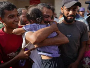 أسير فلسطيني من قطاع غزة، لحظة لقائه بعائلته بعد الإفراج عنه