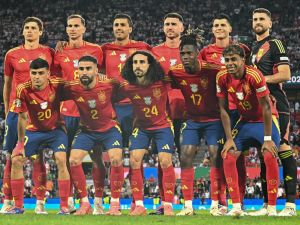 Spain players pose for the team photo prior to the UEFA Euro 2024 round of 16 football match between Spain and Georgia at the Cologne Stadium in Cologne on June 30, 2024. (Photo by JAVIER SORIANO / AFP)