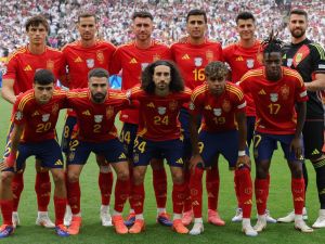 The players of Spain pose for a team picture during the UEFA Euro 2024 quarter-final football match between Spain and Germany at the Stuttgart Arena in Stuttgart on July 5, 2024. (Photo by LLUIS GENE / AFP)