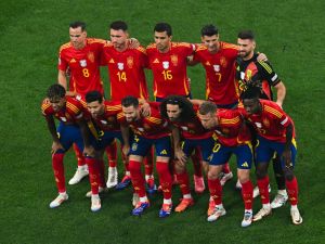 Spain's players pose ahead of the UEFA Euro 2024 semi-final football match between Spain and France at the Munich Football Arena in Munich on July 9, 2024. (Photo by THOMAS KIENZLE / AFP)