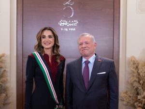 جلالتا الملك عبدالله الثاني والملكة رانيا يستقبلان سيدات أردنيات بمناسبة اليوم العالمي للمرأة، وجلالته يقلد الملكة وسام النهضة المرصع