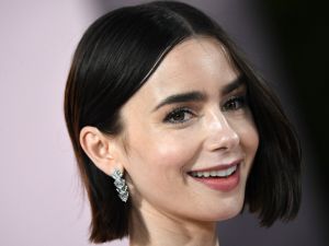 لماذا ليلي كولينز نجمة Emily In Paris لا تغسل شعرها بشكل مستمر....نكشف لكم السر