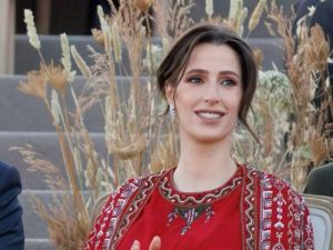 أحذية مريحة للحوامل من وحي أحذية الأميرة رجوة الحسين في الحمل 
