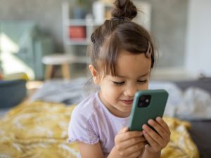 الجيل Z يسخر من الجيل ألفا: بين التحديق بالضوء الأزرق والتحديات الاجتماعية