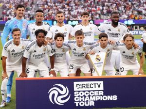 Real Madrid team pose before the pre-season club friendly football match between Real Madrid and FC Barcelona at MetLife Stadium, in East Rutherford, New Jersey on August 3, 2024. (Photo by Charly TRIBALLEAU / AFP)