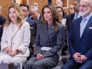 الملكة رانيا ببدلة شبابية وحيوية للغاية باللون الرمادي....شاهدوا أناقتها