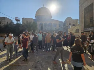 فرضت سلطات الاحتلال قيودا مشددة على دخول المصلين إلى المسجد الأقصى